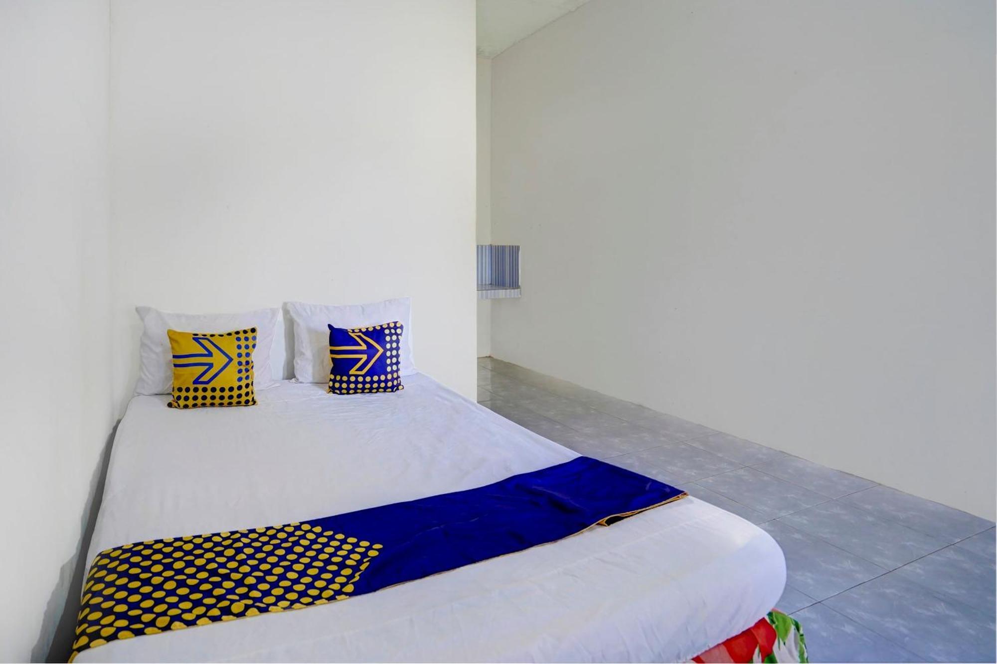 Spot On 92855 Griya Sandi Syariah Rogojampi Hotel