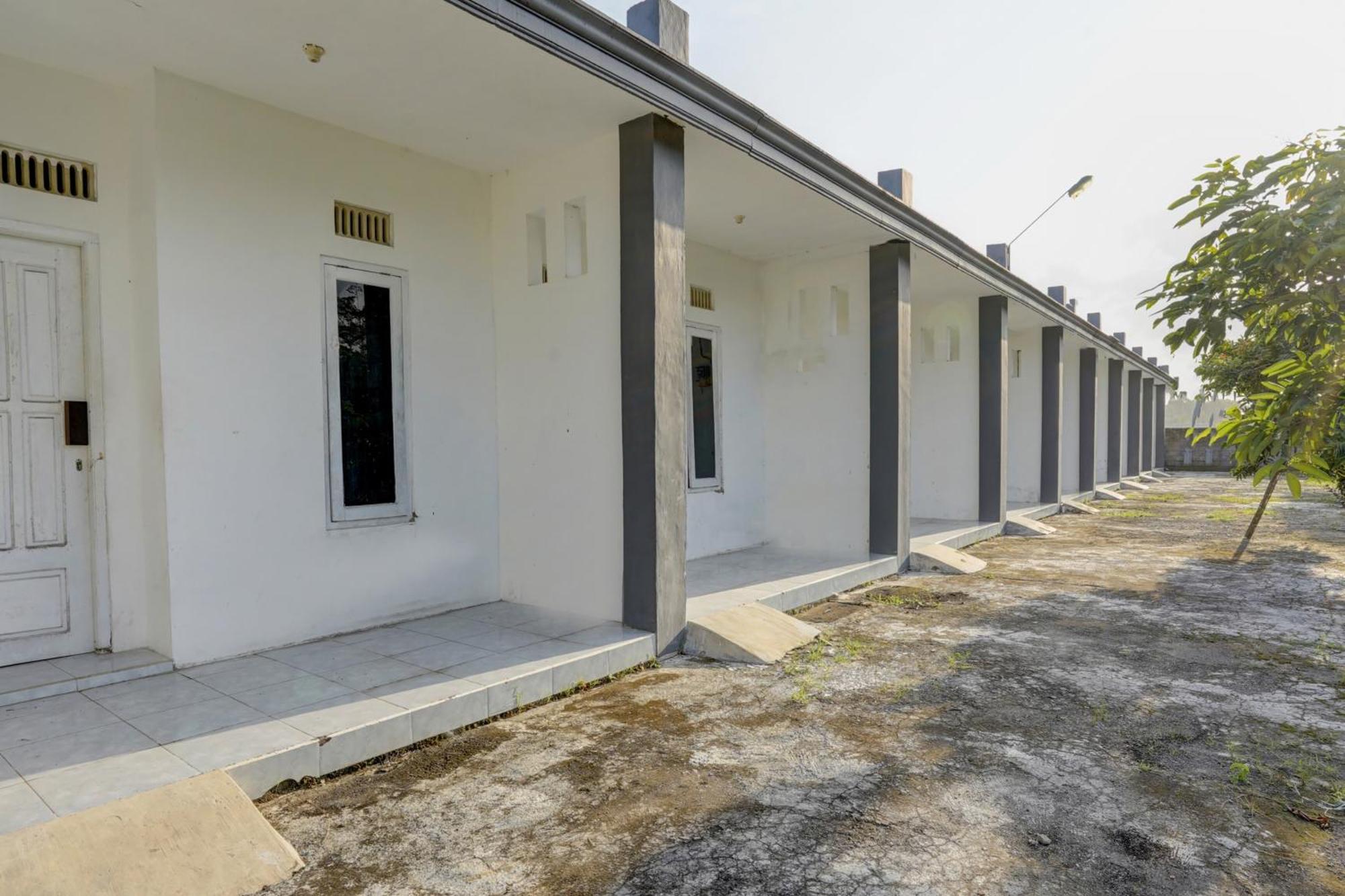 Hotel Spot On 92855 Griya Sandi Syariah Rogojampi 2*